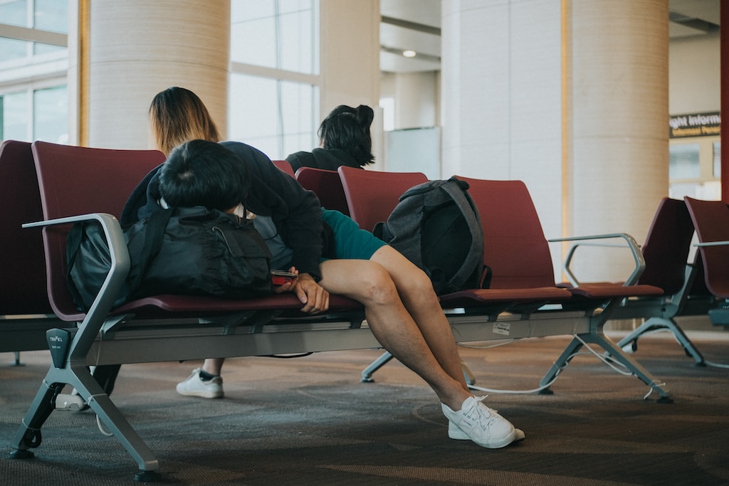 Jet lag: Jak Skutecznie Zmierzyć się z Nieproszonym Towarzyszem Twoich Podróży